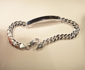 Silver armband med gravyr platta