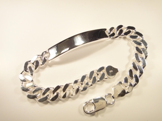 Silver armband med gravyr platta