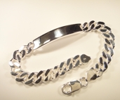 Silver armband med gravyr platta