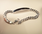 Silver armband med gravyr platta
